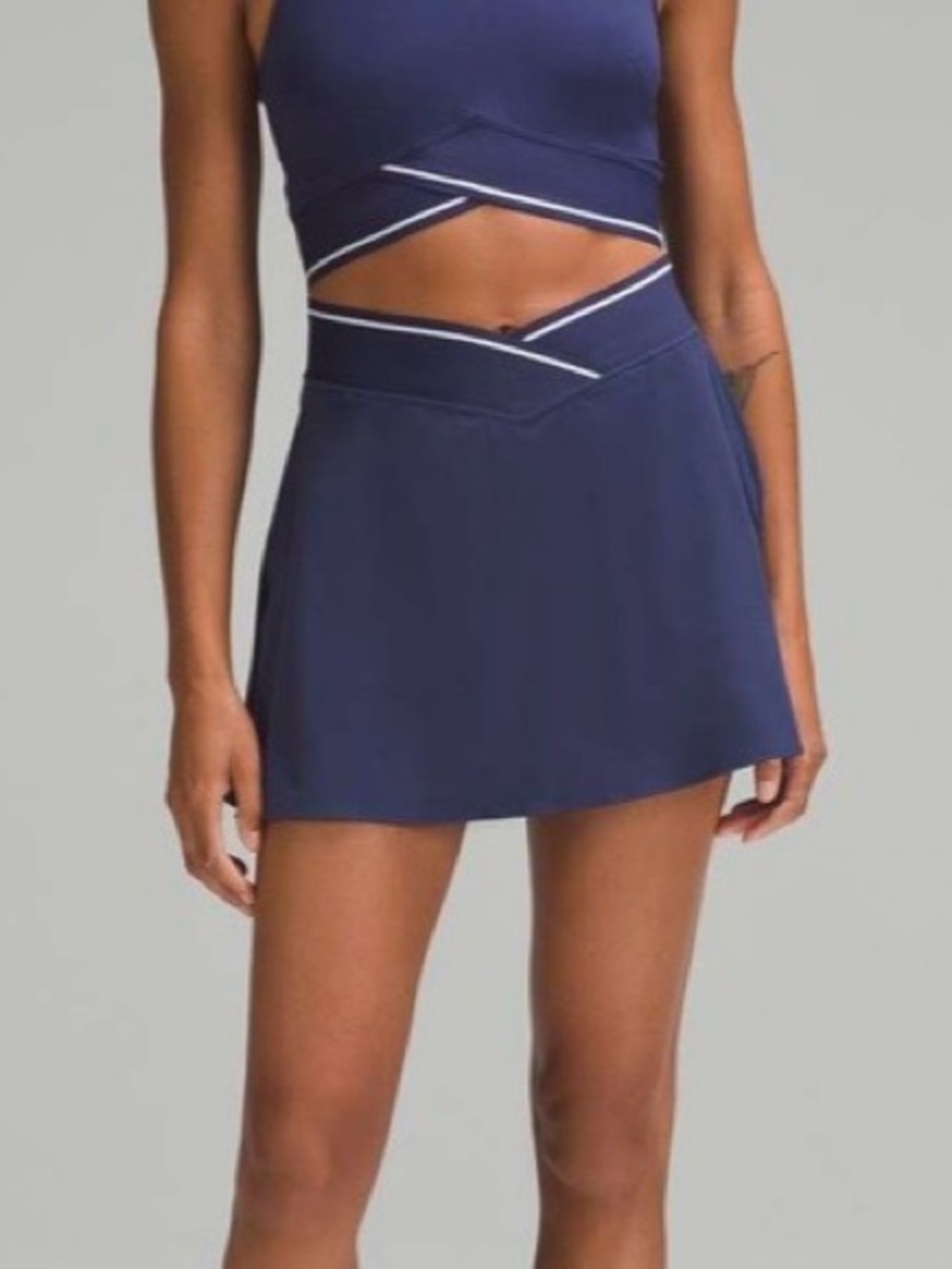 Lululemon V-Waist Mid-Rise Tennis Skirt
Night Sea/Night Sea/White, Size 2, EUC